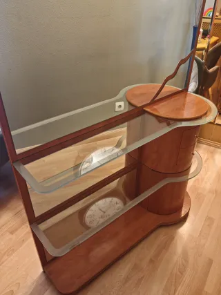 Recibidor de madera y cristal