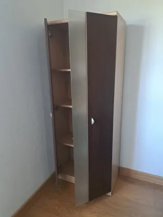 Vitrina alta de madera y cristal