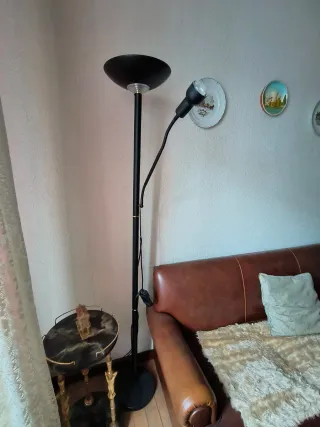 Lámpara de pie negra y dorada