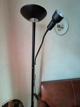 Lámpara de pie negra y dorada