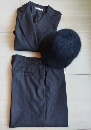Traje de chaqueta y pantalón Mango T42 y Gorrito.