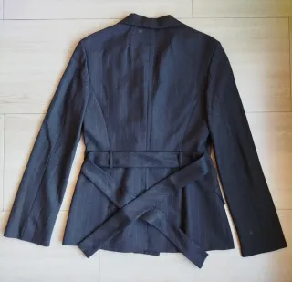 Traje de chaqueta y pantalón Mango T42 y Gorrito.