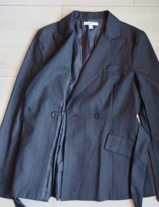Traje de chaqueta y pantalón Mango T42 y Gorrito.