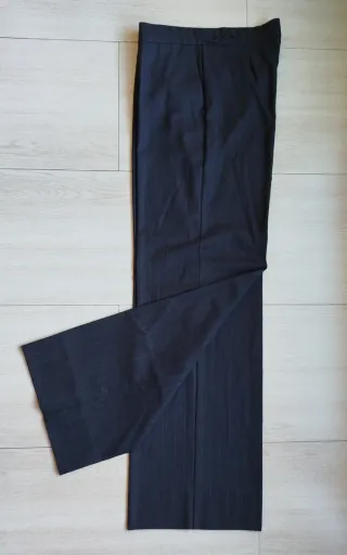 Traje de chaqueta y pantalón Mango T42 y Gorrito.
