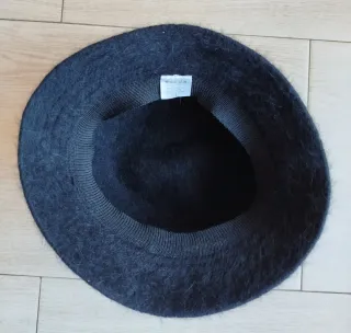 Traje de chaqueta y pantalón Mango T42 y Gorrito.