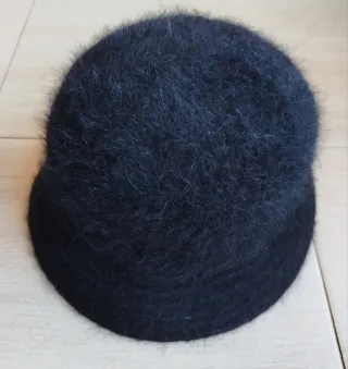 Traje de chaqueta y pantalón Mango T42 y Gorrito.