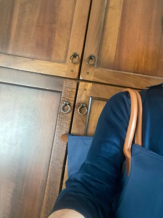 Borsa in stoffa blu con manici marroni