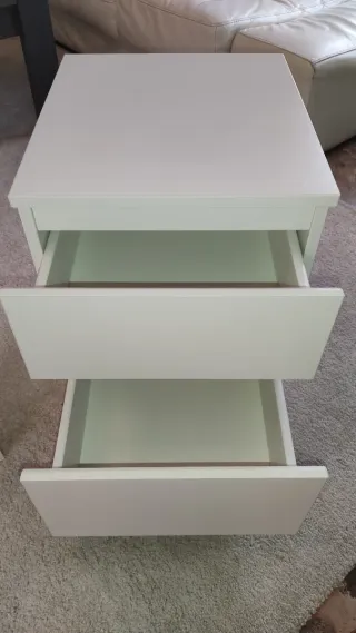 Cómoda o Mesita de noche blanca.
