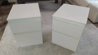 Cómoda o Mesita de noche blanca.
