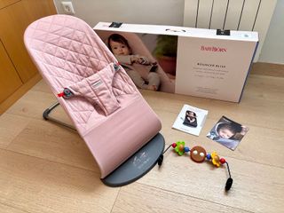 Hamaca Bebé BabyBjörn Bliss rosa + Juguete