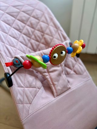 Hamaca Bebé BabyBjörn Bliss rosa + Juguete