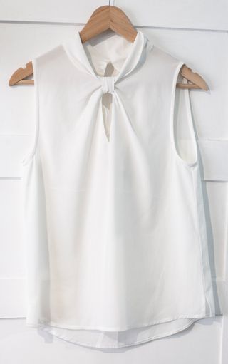 Blusa blanca sin mangas con lazada