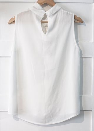 Blusa blanca sin mangas con lazada