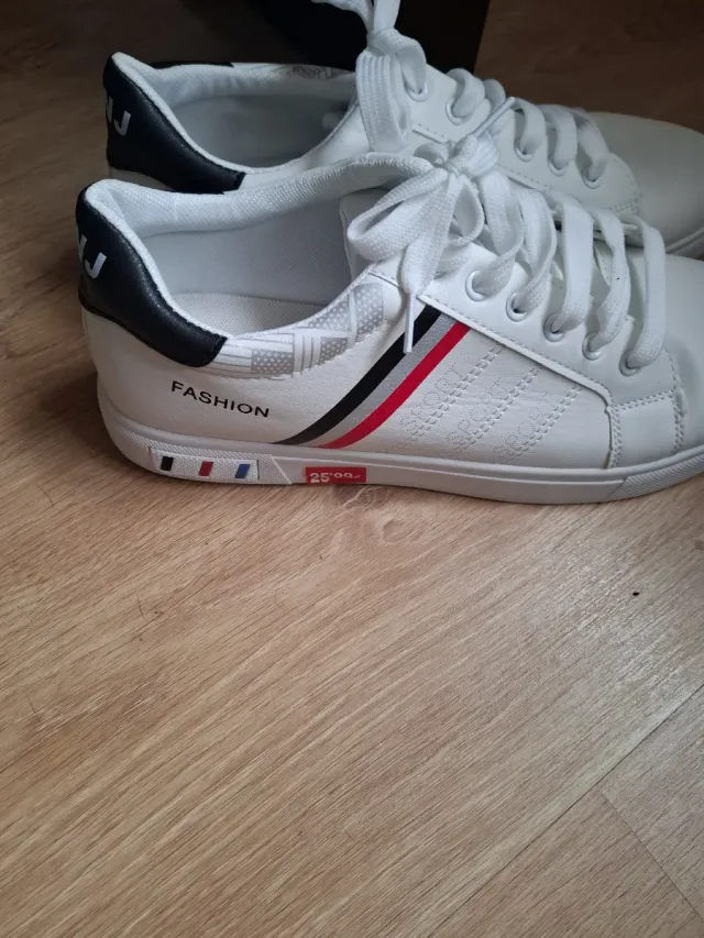 Zapatillas deportivas blancas y negras nuevas