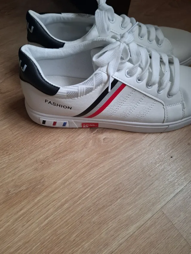 Zapatillas deportivas blancas y negras nuevas