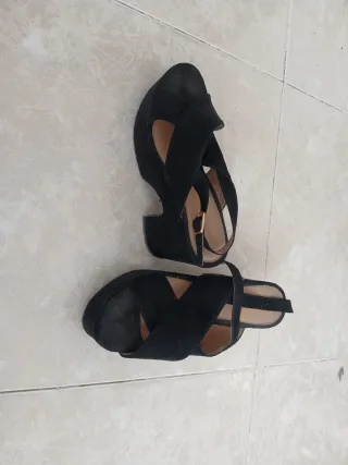 Sandalias negras con cuña