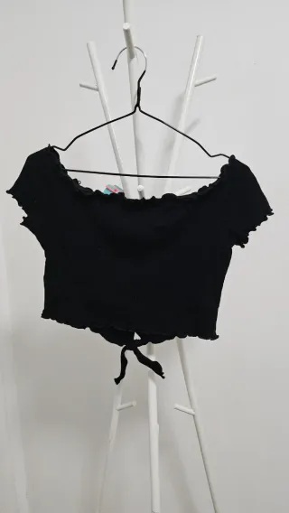 Blusa negra con girasoles bordados