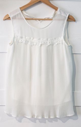 Blusa blanca sin mangas con encaje