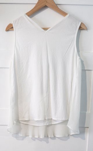 Blusa blanca sin mangas con encaje