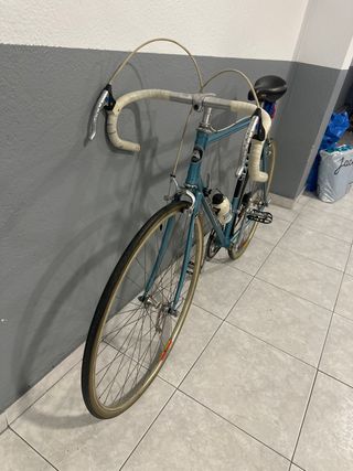 Bicicletta da corsa vintage blu chiaro