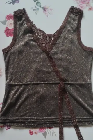 Tops elegante con espalda de ganchillo