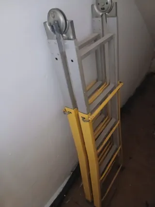 Escalera plegable aluminio y amarilla