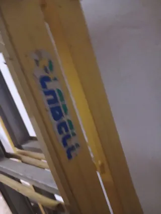 Escalera plegable aluminio y amarilla