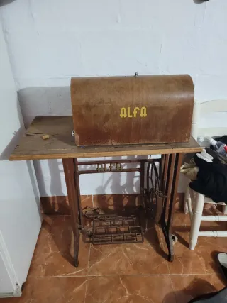 Máquina de coser Alfa con mesa