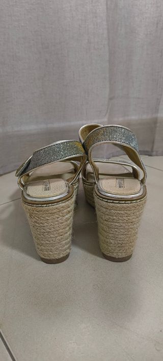 Sandalias de cuña plateadas