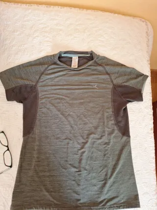 Camiseta deportiva Decathlon verde talla 13 años