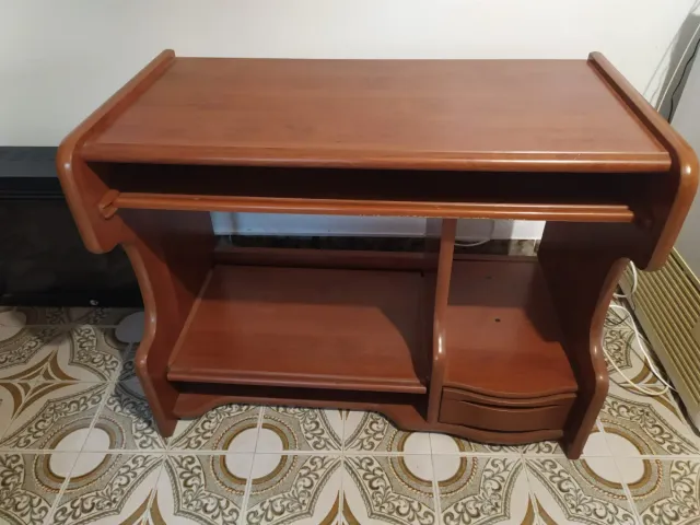 Escritorio de madera marrón