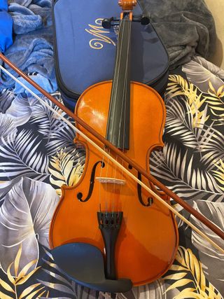 Violín con estuche y arco