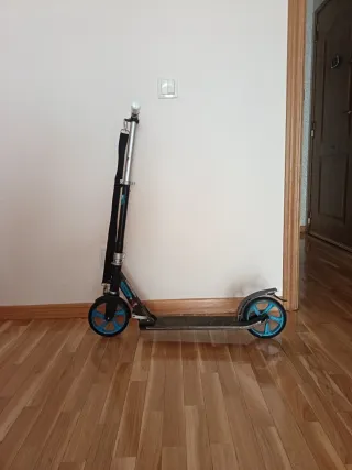 Patinete plegable ruedas azules