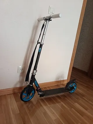 Patinete plegable ruedas azules