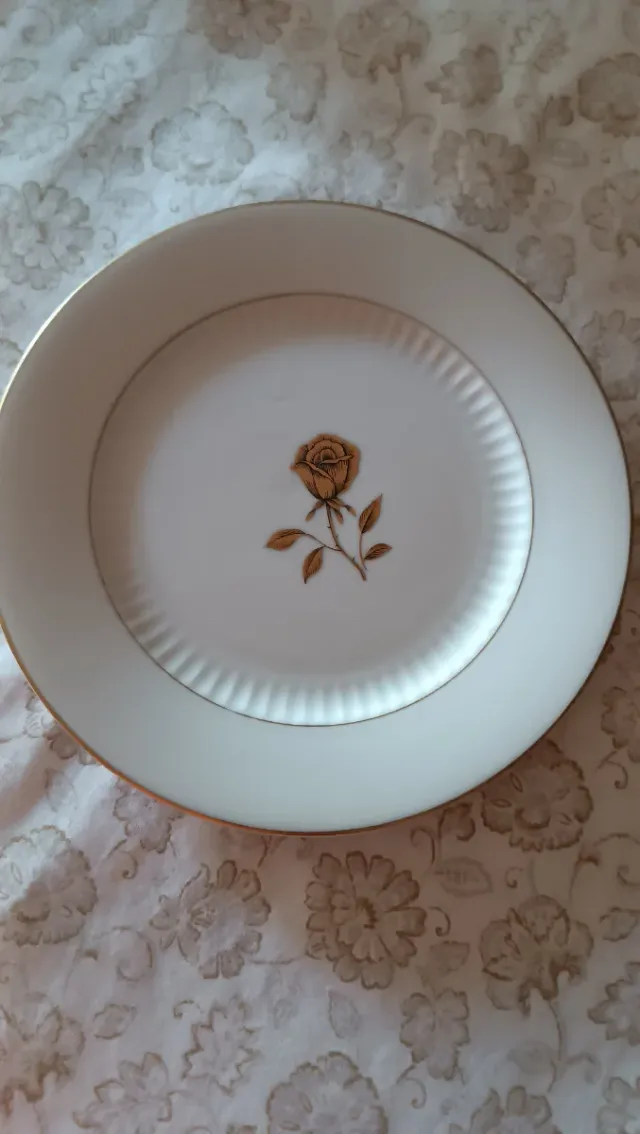 Plato de porcelana japonesa con rosa