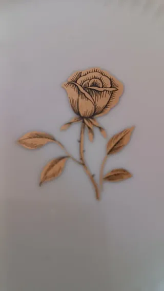 Plato de porcelana japonesa con rosa