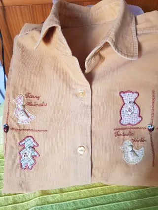 Camisa de pana con aplicaciones de animales y boto