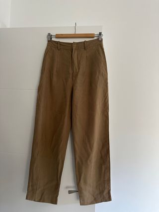 Pantalones de pinzas Zara caqui XS