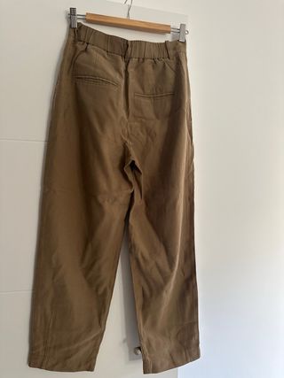 Pantalones de pinzas Zara caqui XS