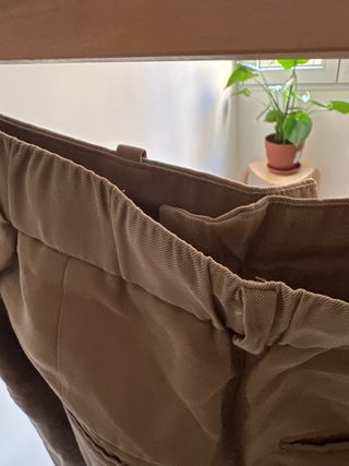 Pantalones de pinzas Zara caqui XS