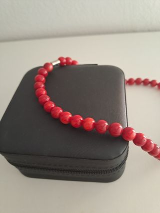 Conjunto collar y pendientes coral