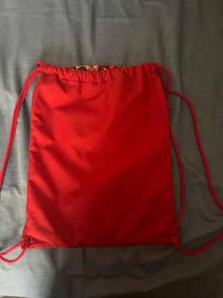 Mochila Gabol roja con estampado floral