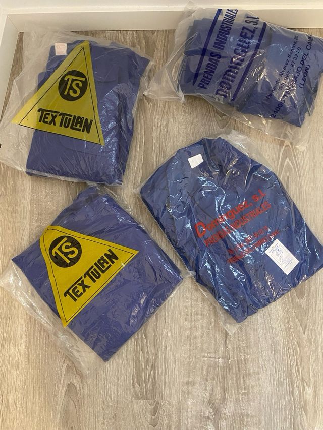 Monos y traje de trabajo azul