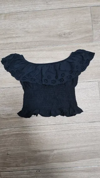 Blusa negra con volantes y bordado