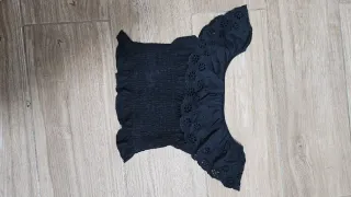 Blusa negra con volantes y bordado