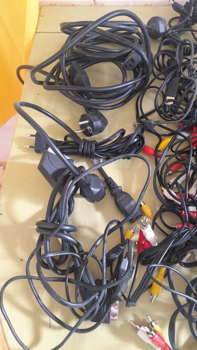 Cables de audio y corriente varios