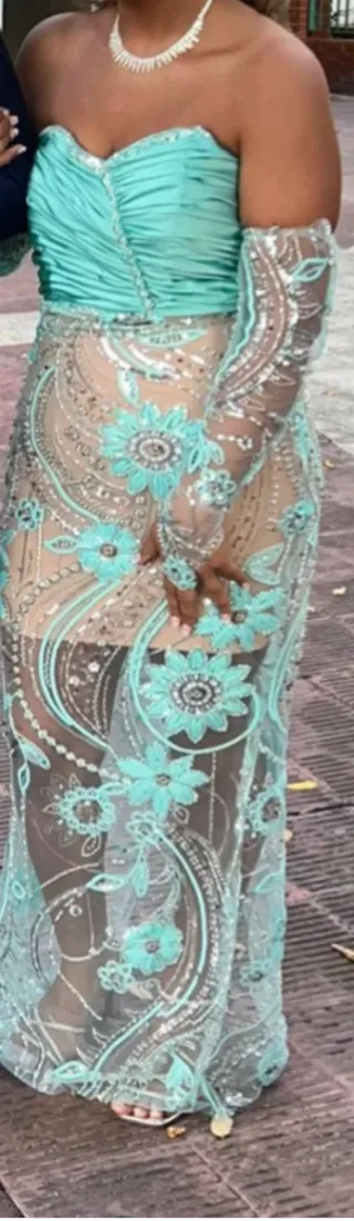 Vestido de fiesta plateado y turquesa