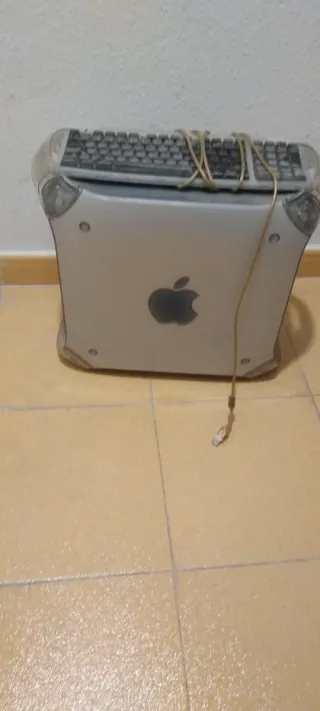 Apple Mac Torre Vintage  y teclado