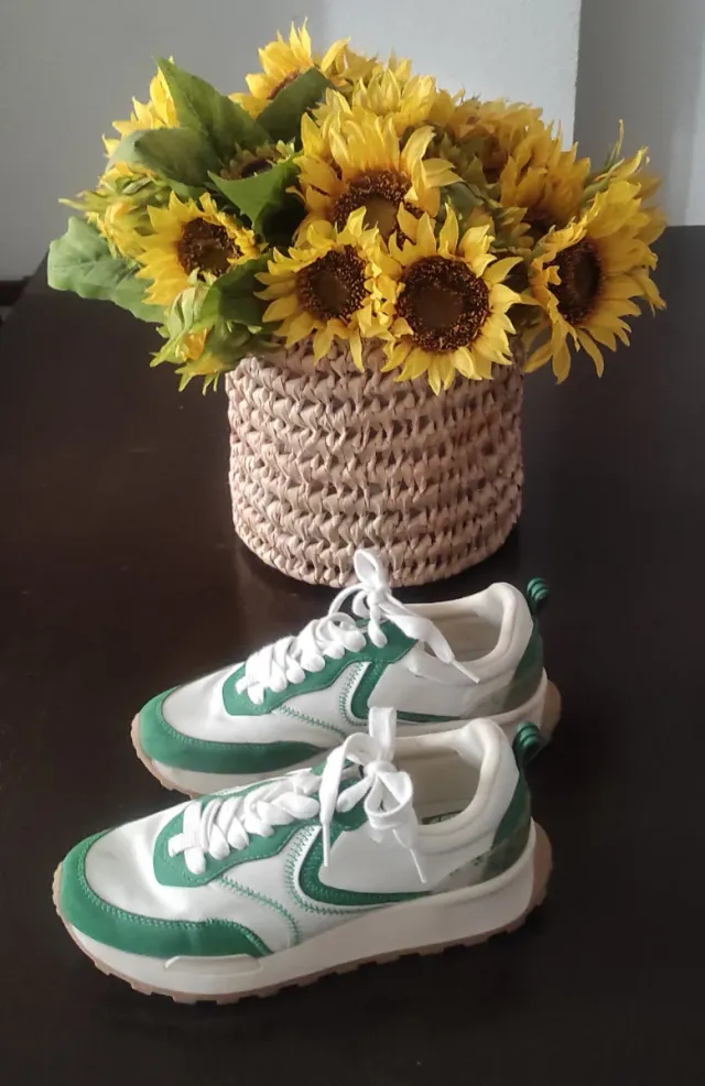 Zapatillas deportivas blancas y verdes