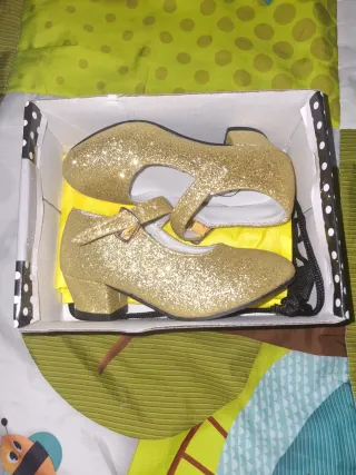 Zapatos Flamenca Dorados Niña
Talla 24 